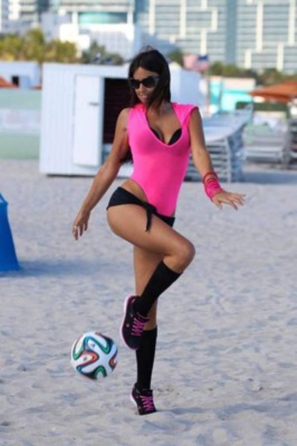 La modelo del fútbol Claudia Romani muestra su hermosa figura en Instagram