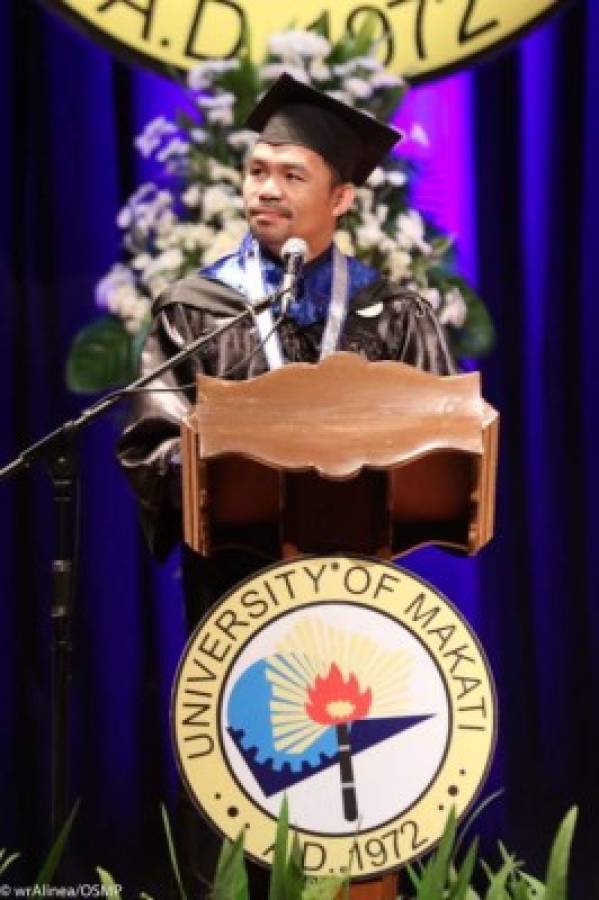 Boxeador Manny Pacquiao se gradúa de la universidad a los 40 años