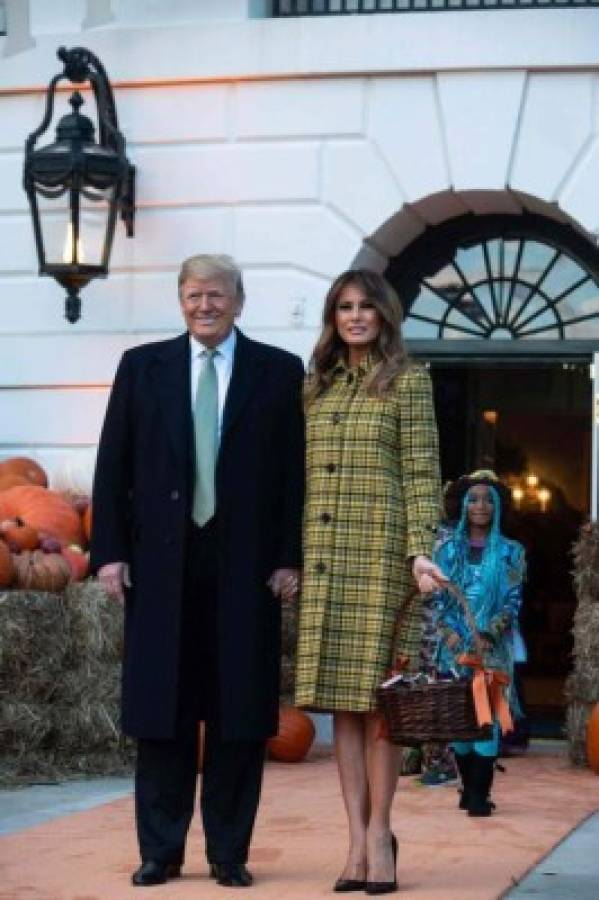 El costoso abrigo que usó Melania Trump para regalar dulces en Halloween