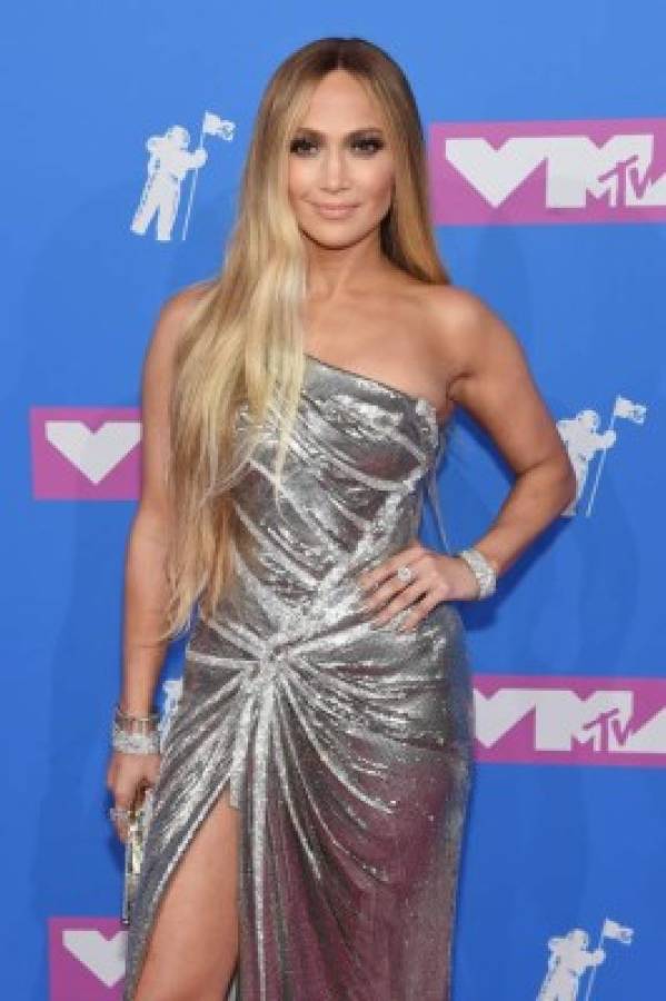 Jennifer López deslumbró con vestido plateado en los MTV Video Music Awards 2018