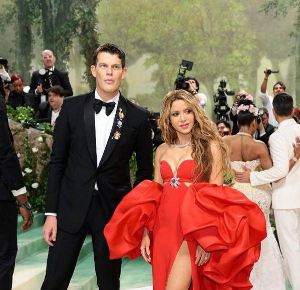 Shakira debuta en la Met Gala 2024, con espectacular diseño de Carolina Herrera