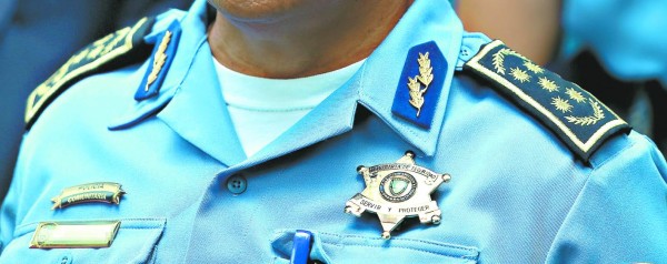 Honduras: Seis oficiales y cinco agentes mencionados en informe de policías corruptos siguen activos