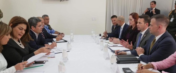 Presidente Hernández y secretario de seguridad de EE UU abordaron crisis migratoria