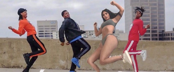 Destrozan con memes a Kim Kardashian por pose extraña