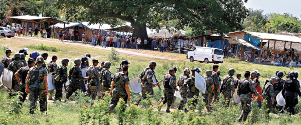 Unos 600 elementos policiales y militares desalojan invasores en Honduras