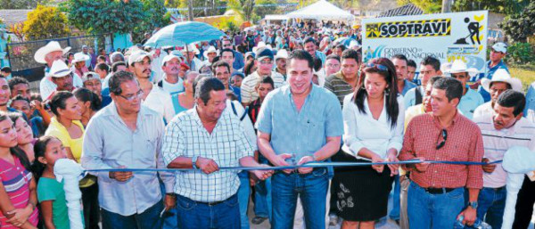 Pavimentan calle en Victoria, Yoro