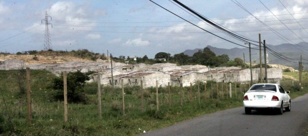 Proyectos fallidos contrastan con alto déficit habitacional