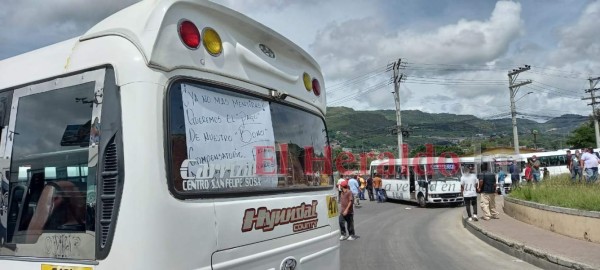 Transportistas bloquean calles y exigen al gobierno cumplimento de acuerdos (FOTOS)