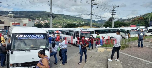 Transportistas bloquean calles y exigen al gobierno cumplimento de acuerdos (FOTOS)