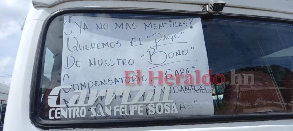 Transportistas bloquean calles y exigen al gobierno cumplimento de acuerdos (FOTOS)