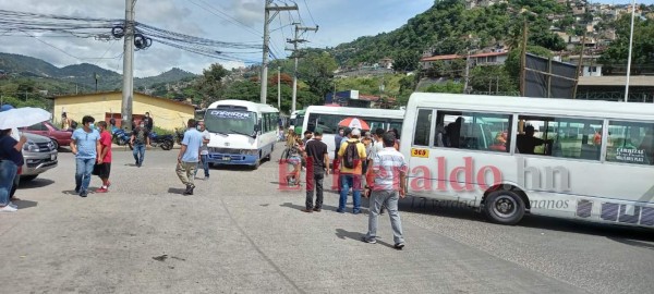 Transportistas bloquean calles y exigen al gobierno cumplimento de acuerdos (FOTOS)