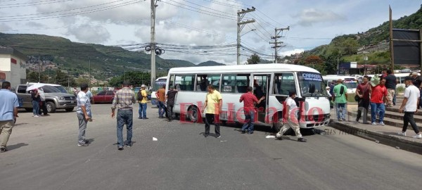 Transportistas bloquean calles y exigen al gobierno cumplimento de acuerdos (FOTOS)