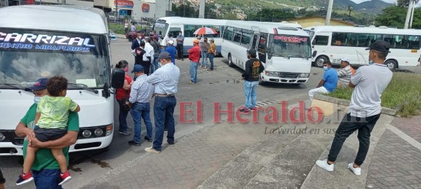 Transportistas bloquean calles y exigen al gobierno cumplimento de acuerdos (FOTOS)