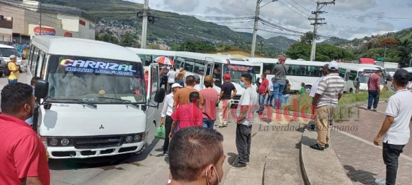 Transportistas bloquean calles y exigen al gobierno cumplimento de acuerdos (FOTOS)