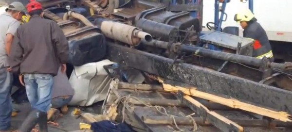 El dramático rescate de hombres atrapados tras volcamiento de rastra