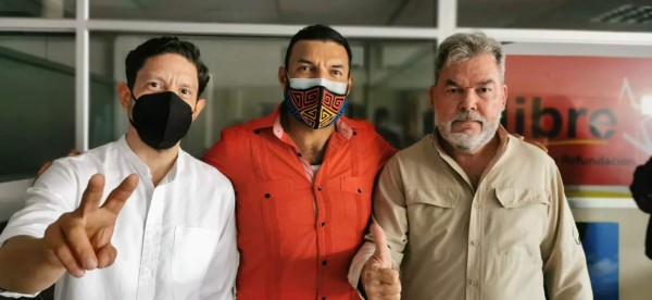 Huelgas de hambre, gallinas e indecisión política: Las polémicas de Roberto Contreras