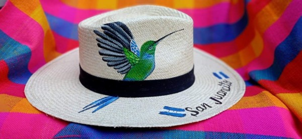 San Juancito ofrece sombreros con pinceladas de flora y fauna