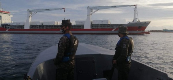Las primeras imágenes de la llegada del barco con hospitales móviles