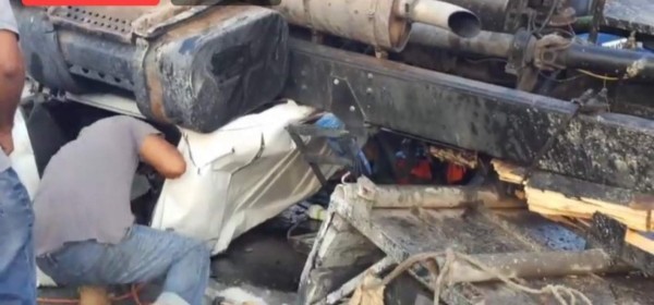 El dramático rescate de hombres atrapados tras volcamiento de rastra