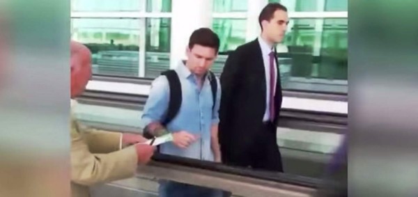 Messi ignora a anciano que le pidió un autógrafo
