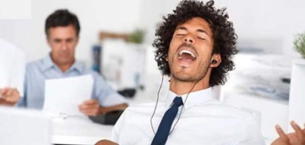 ¿Es conveniente escuchar música en el trabajo?