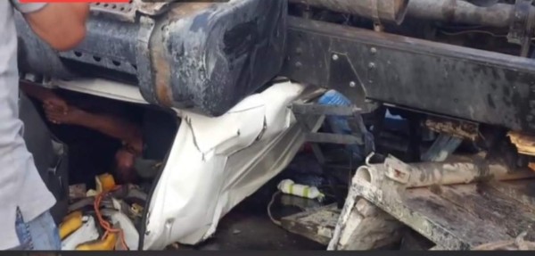 El dramático rescate de hombres atrapados tras volcamiento de rastra