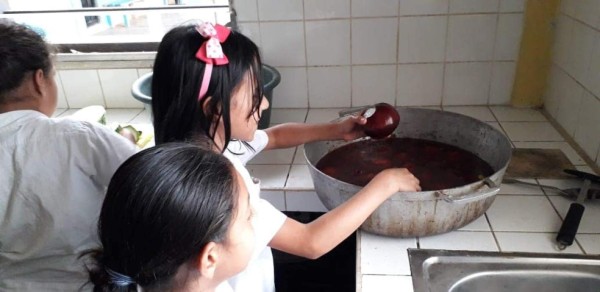 Carlos Varela, un maestro que comparte su arte e ingenio en Valle de Ángeles