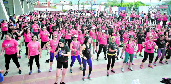 Celebran Mega carnaval rosa en Tegucigalpa