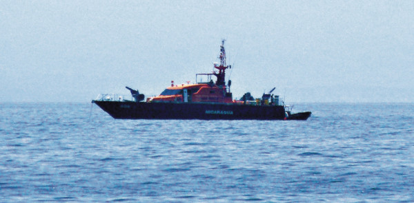 En Golfo hay barcos dotados con cañones