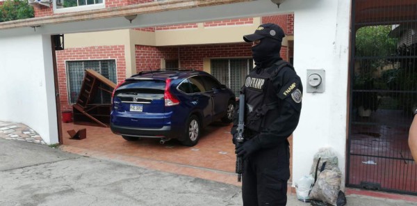 Armas y teléfonos satelitales: El equipo hallado al cabecilla de la 18