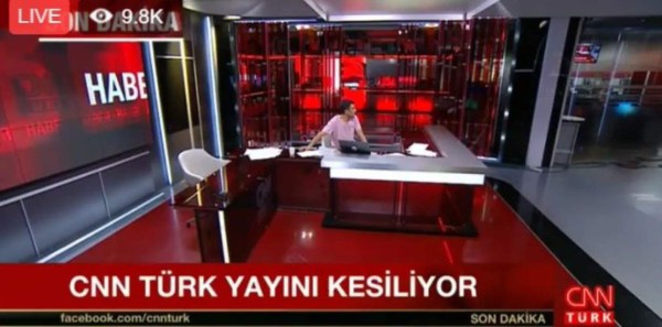 Soldados golpistas ingresan a estudios de CNN Turquía