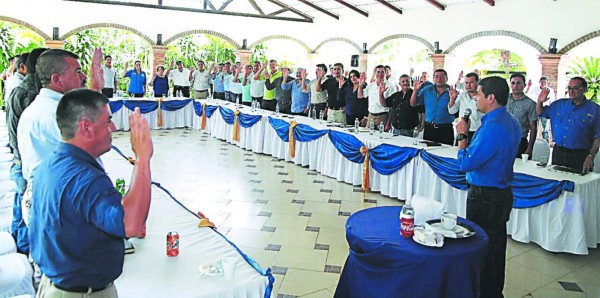 Juan Orlando Hernández: 'Ayúdenme con el voto para los diputados”