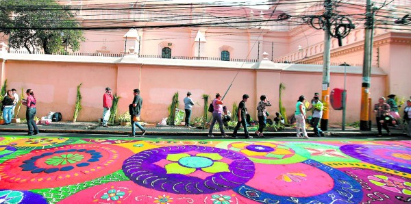 1,550 metros de alfombras tapizarán la capital