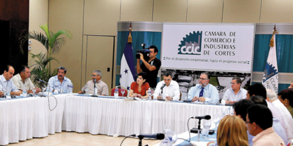 Empresarios y académicos se manifiestan contra 'paquetazo”