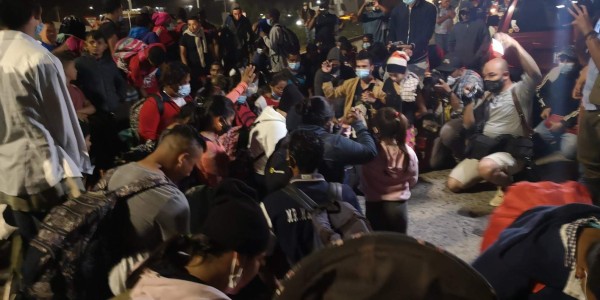 Las dolorosas imágenes de una nueva caravana de migrantes hondureños