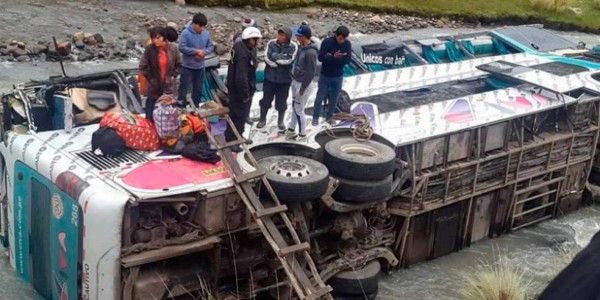 Al menos 23 muertos al caer bus a un río en región Cusco de Perú