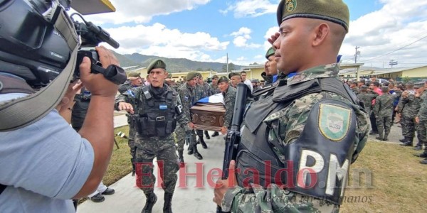 FOTOS: Con honores reciben a policías fallecidos en liberación de 'El Porky'