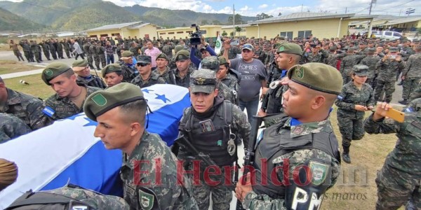 FOTOS: Con honores reciben a policías fallecidos en liberación de 'El Porky'