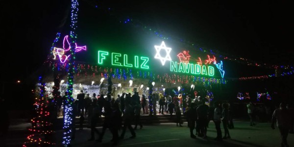 Color y luces alegran Villa Navideña del Campo Parada Marte en la capital (FOTOS)