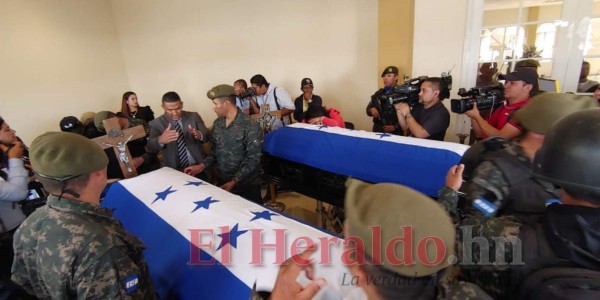 FOTOS: Con honores reciben a policías fallecidos en liberación de 'El Porky'