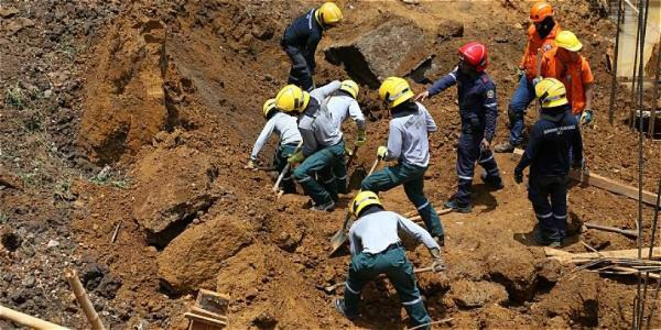 Cuatro muertos y tres atrapados en el lodo por alud en comunidad indígena de Colombia