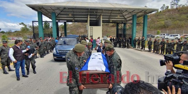 FOTOS: Con honores reciben a policías fallecidos en liberación de 'El Porky'