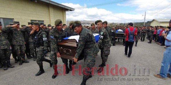 FOTOS: Con honores reciben a policías fallecidos en liberación de 'El Porky'