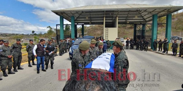 FOTOS: Con honores reciben a policías fallecidos en liberación de 'El Porky'