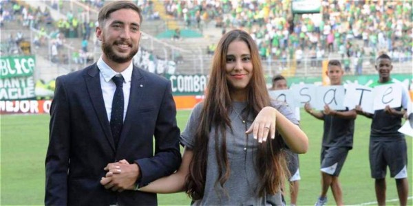 Jugador colombiano le pide matrimonio a su novia en pleno estadio