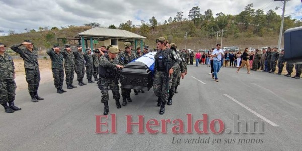 FOTOS: Con honores reciben a policías fallecidos en liberación de 'El Porky'