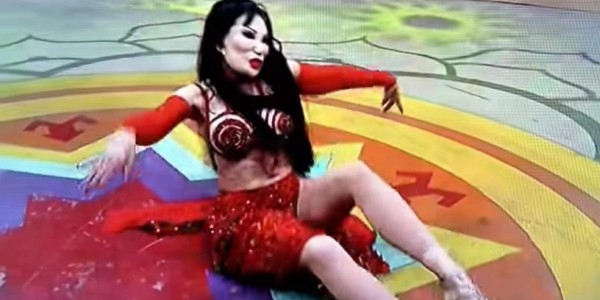 Lyn May pierde la peluca durante programa de televisión