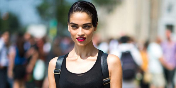 La foto en bikini de Shanina Shaik causa controversia en las redes