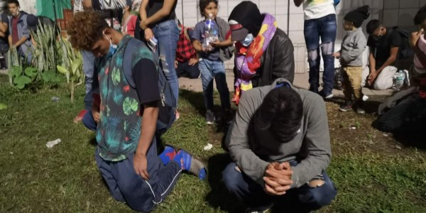 Las dolorosas imágenes de una nueva caravana de migrantes hondureños