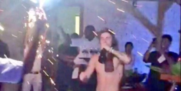 Justin Bieber rompe las reglas y celebra sus 21 años